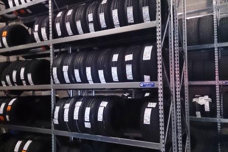 Rayonnage à pneus – Stockage pour pneus et jantes de voiture et poids lourds - Image 1
