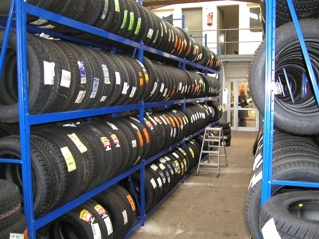 Rayonnage à pneus – modulable et robuste – hauteur jusqu&rsquo;à 3000 mm – charge jusqu&rsquo;à 650 kg par niveau - Image 1