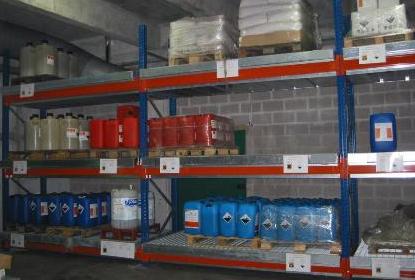 Rayonnage avec rétention – Bacs sur mesure et fabrication française pour produits dangereux - Image 1