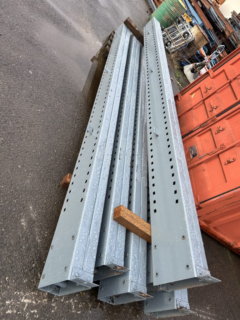 Rayonnage cantilever lourd d&rsquo;occasion – 1,2 mètre linéaire avec 6 colonnes simple face 3950/1850mm et 24 bras de 600kg - Image 1
