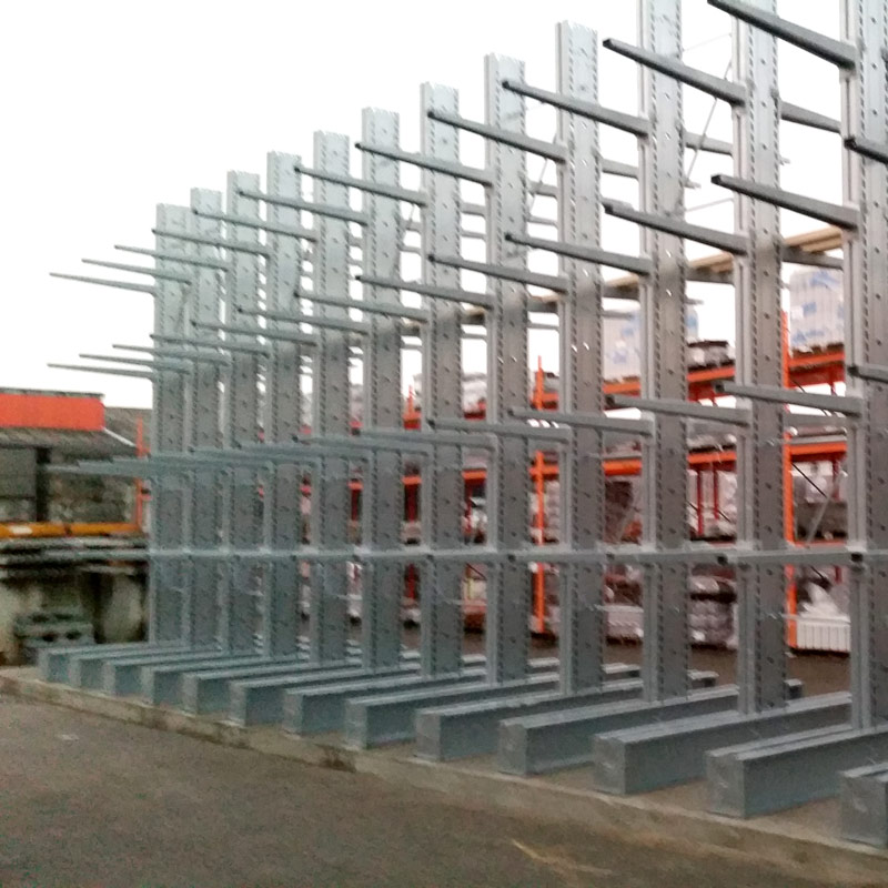 Rayonnage cantilever lourd d&rsquo;occasion – 4 mètres linéaires avec 4 colonnes double face 5600mm / 1250mm – 10 bras 1250mm et 14 bras 1000mm - Image 1