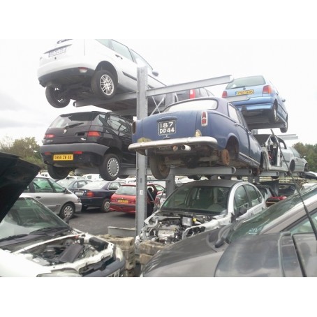 Rayonnage cantilever lourd extérieur en acier pour automobile – sécurisé et protégé avec toiture en tôle nervurée - Image 1