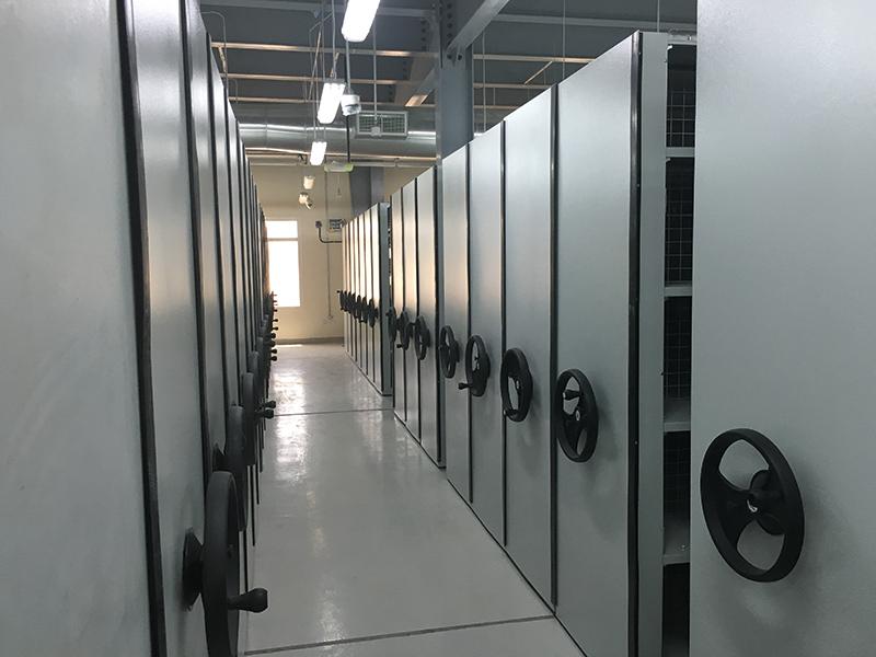 Stockage d&rsquo;archives sur rayonnages mobiles – Optimisation de l&rsquo;espace pour bibliothèques, bureaux et pharmacies - Image 1