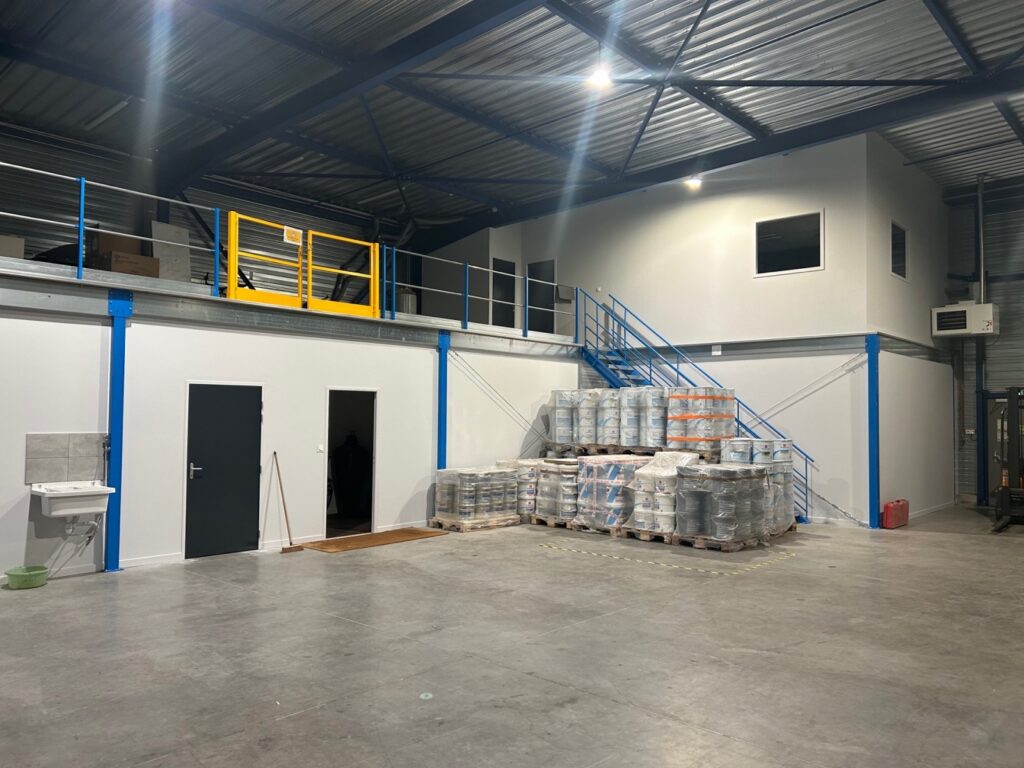 Mezzanine industrielle 100 m² à St Etienne – bureaux et stockage palettes 500 kg - Image 1