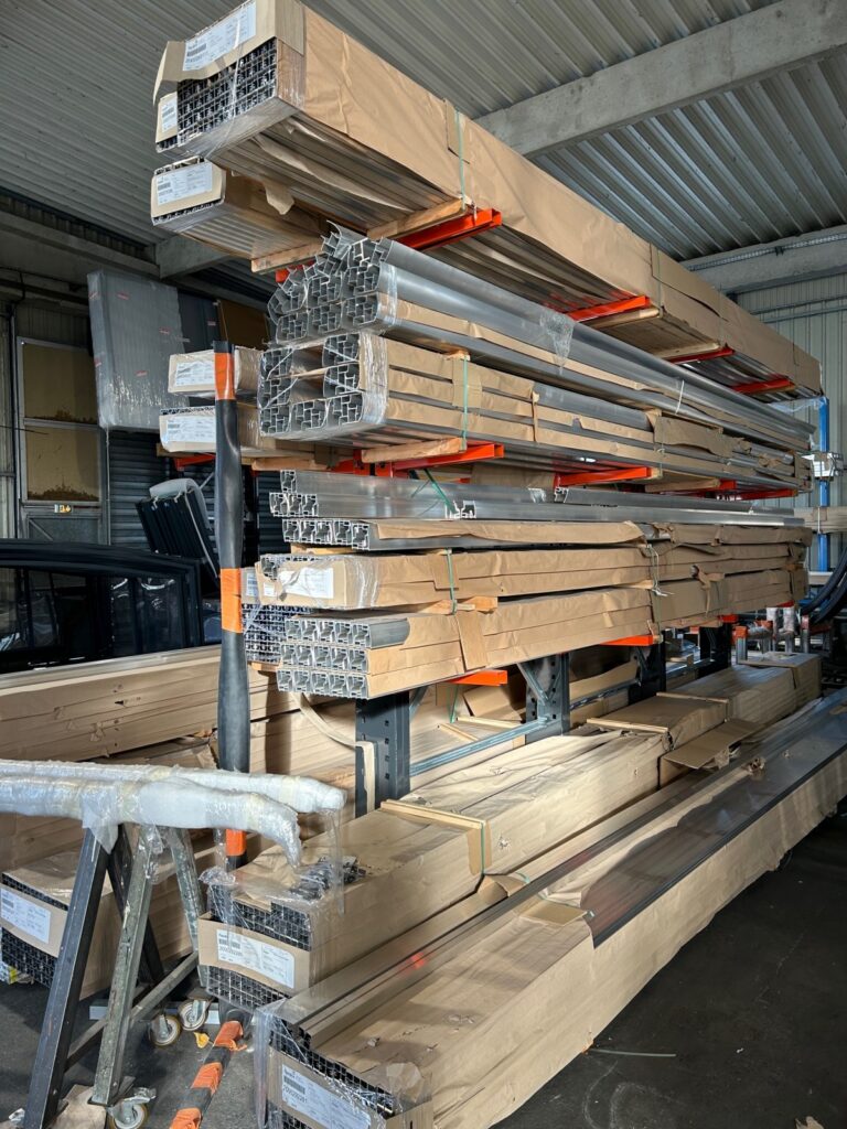 Rayonnage cantilever sur mesure pour industriels à Lyon – stockage de matériaux longs et lourds - Image 1