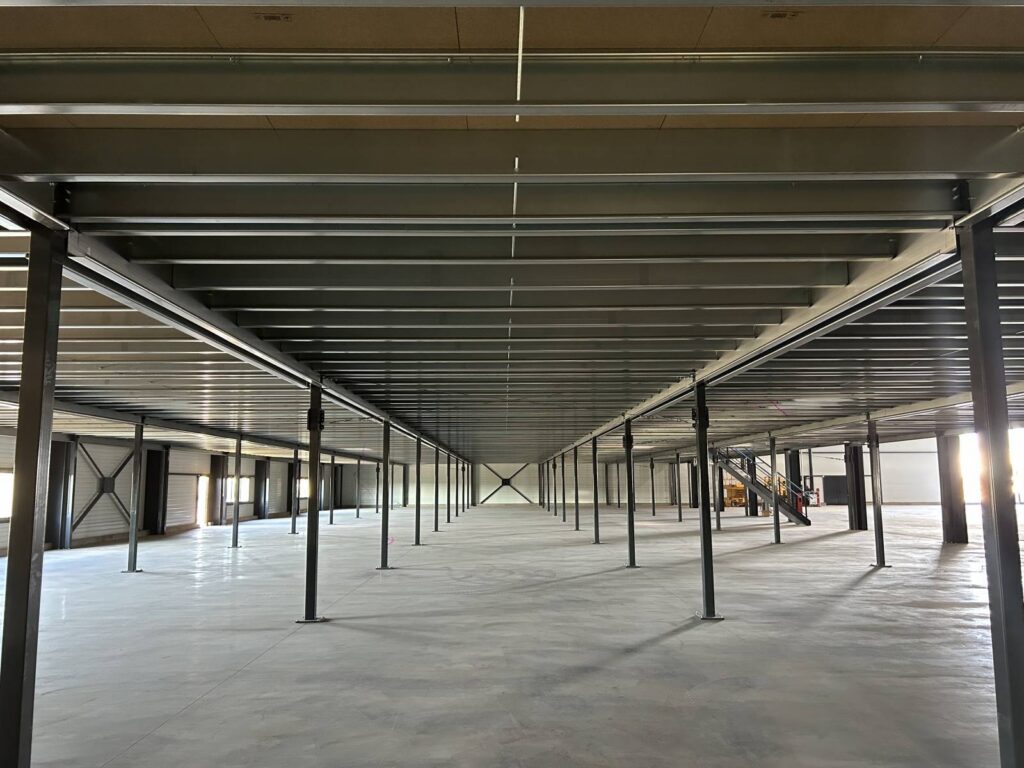 Plateforme de stockage industrielle de 1400 m² – sur mesure pour Rhône et Loire - Image 1
