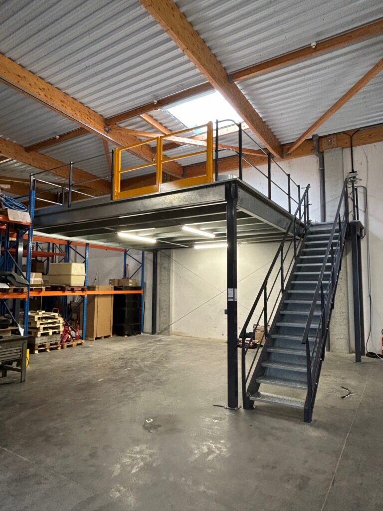 Plateforme de stockage industrielle – Mezzanine à Meyzieu Rhône avec charge de 250 à 1000 kg/m² - Image 1