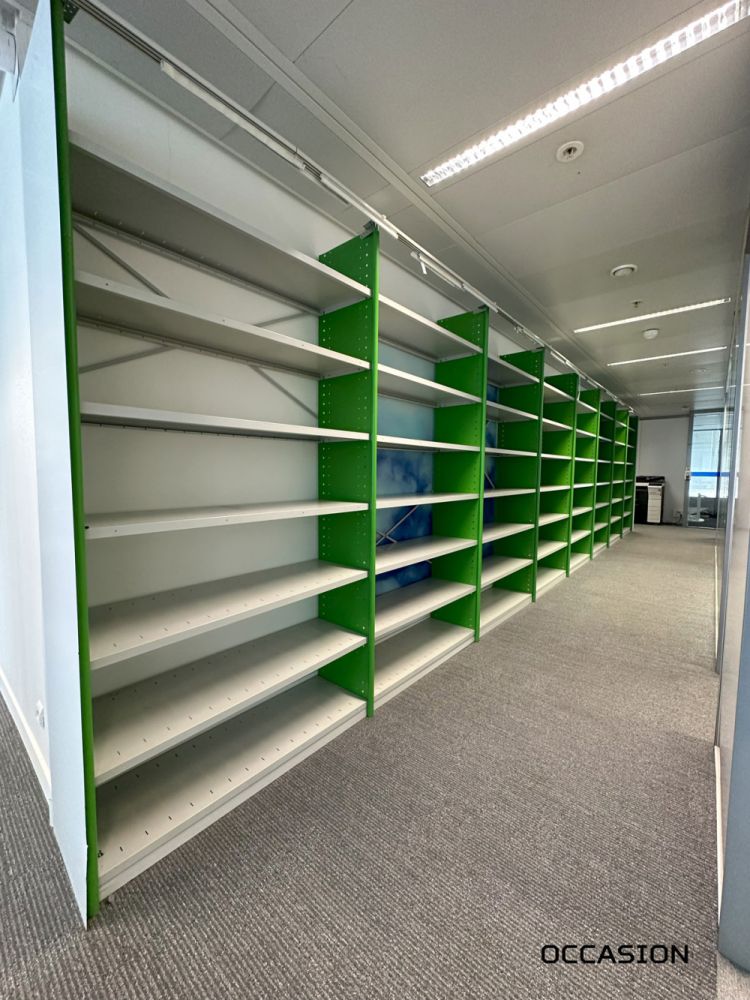 Rayonnage USM HALLER – structure tubulaire en acier chromé, 4 cases, 2 niches avec portes basculantes et 2 tiroirs, bleu marine, occasion - Image 1