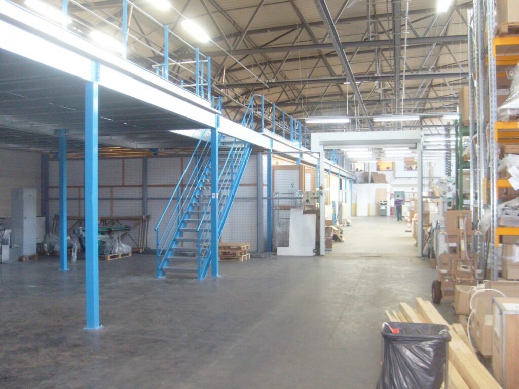 Mezzanine pour gain de place dans un entrepôt à côté du Puy-en-Velay - Image 1