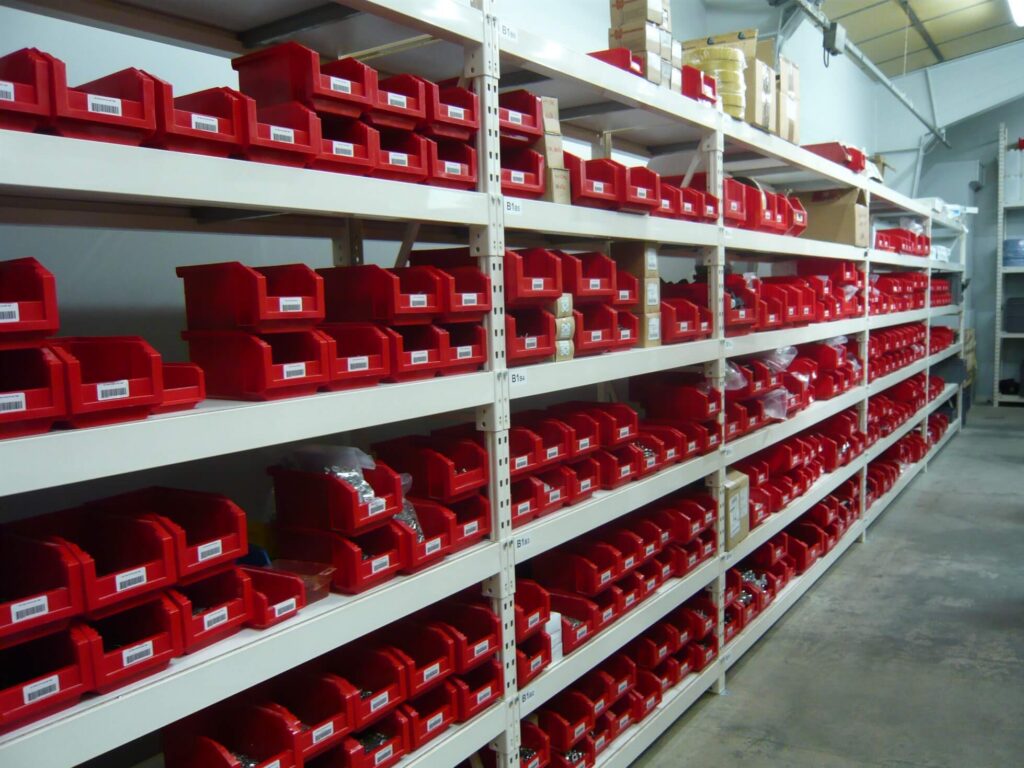 Rayonnage charges mi-lourdes pour stockage de 250 à 900 kg par étagère - Image 1