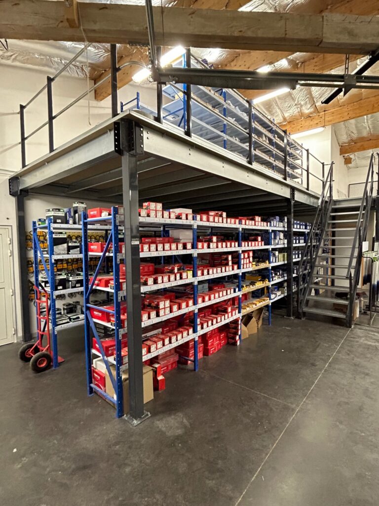 Mezzanine industrielle en kit sur mesure – stockage sur poteaux ou rayonnage - Image 1