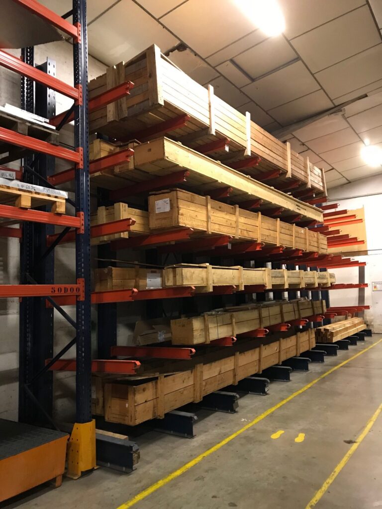 Rayonnage cantilever occasion MECALUX – 9 colonnes doubles de 7400 x 480 mm – 72 bras de 1200 mm – capacité 700 kg par bras - Image 1