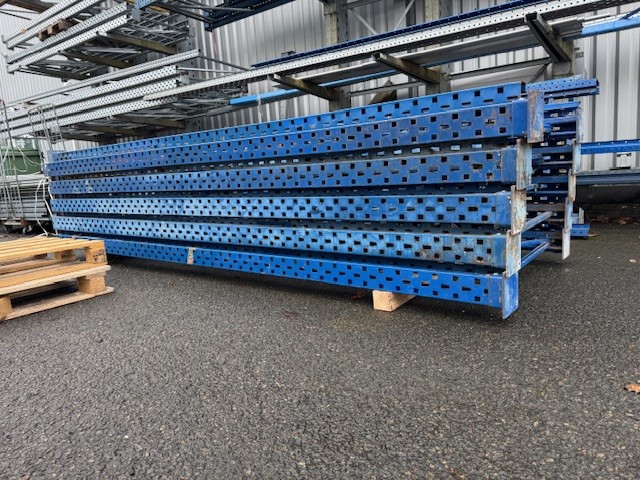 Lot rayonnage d’occasion DUWIC – 10 échelles 3450 x 1000 mm, 20 chevilles mécaniques 10 mm, 36 lisses 3600 mm, 72 goupilles de sécurité et 1 panneau de capacité - Image 1