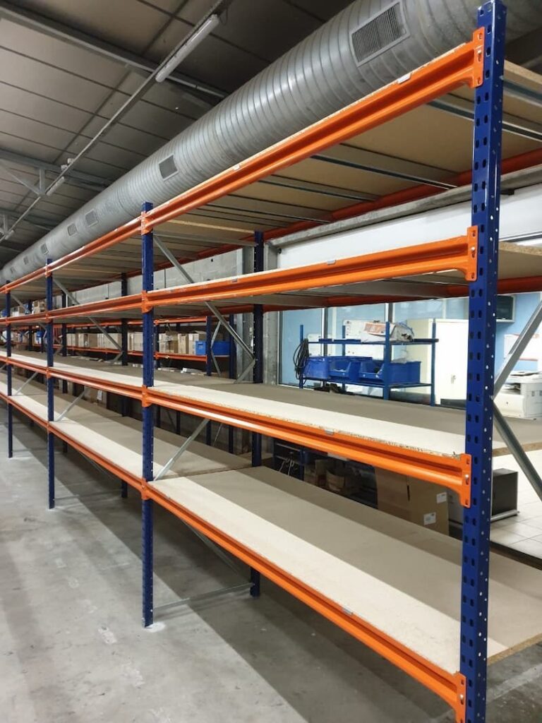 Rayonnage mi-lourd – stockage d’atelier, carton, pneus – hauteur 1800 à 3000 mm – profondeur 400 à 1200 mm – longueur 1200 à 2700 mm – niveaux en bois aggloméré ou tôle métallique 1