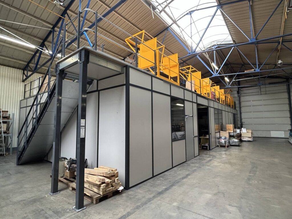 Plateforme de stockage industrielle dans le Rhône – mezzanine sur poteaux avec cloisons amovibles - Image 1