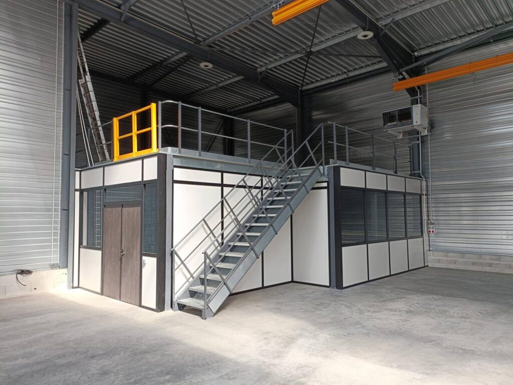 Mezzanine industrielle cloisonnée – sur mesure, assemblage simple, conforme aux normes européennes - Image 1
