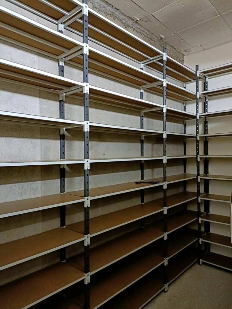 Etagères Flip de stockage d&rsquo;archives à Lyon – rayonnage tubulaire avec recouvrement isorel bois - Image 1