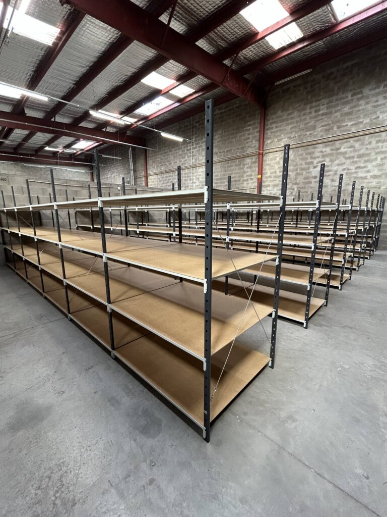 Rayonnage FLIP tubulaire en métal, avec tablettes en bois isorel – Saint-Etienne, Loire - Image 1