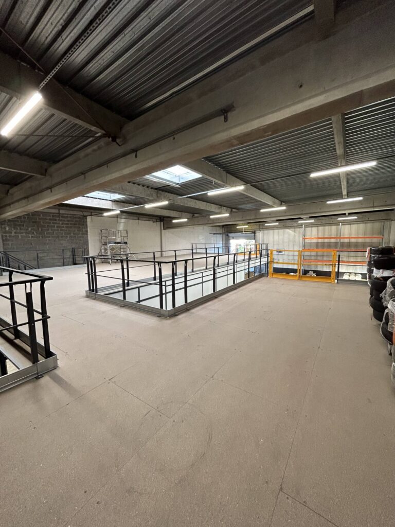 Mezzanine industrielle de 230 m² avec cloison – Vénissieux Rhône - Image 1