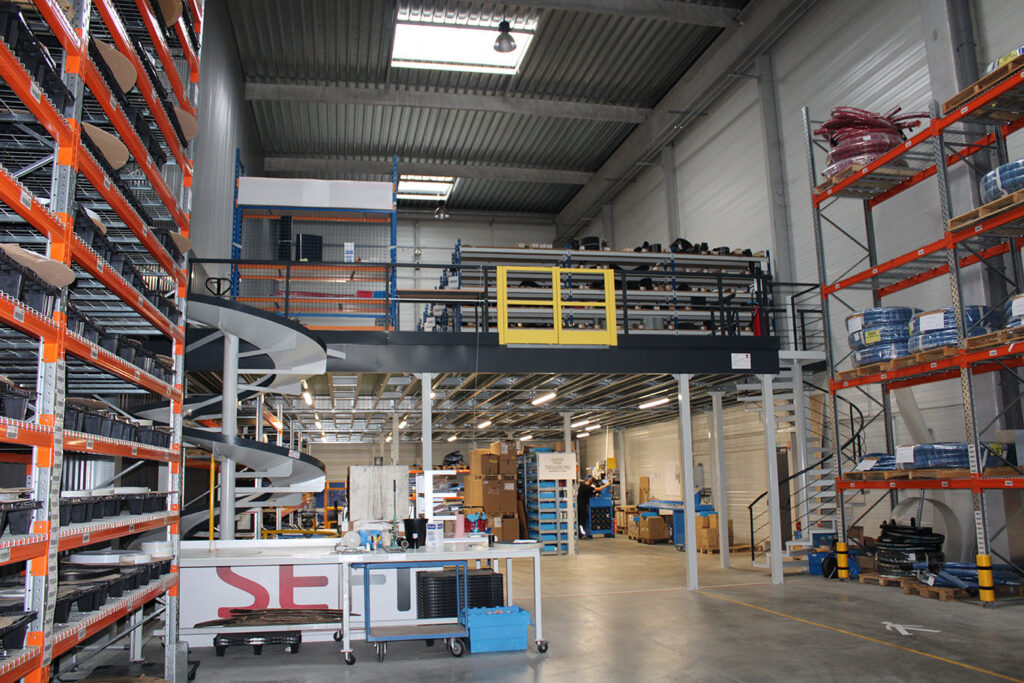 Mezzanine industrielle métallique sur-mesure avec système démontable et sécurisée 1