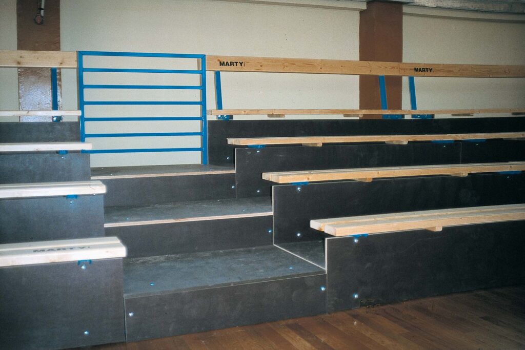 Mobiles stands 4 raws – Steel frame with varnished fir backs – Removable - Image 1