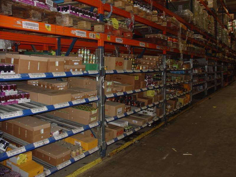 Rayonnage dynamique pour cartons – stockage FIFO et picking industriel - Image 1