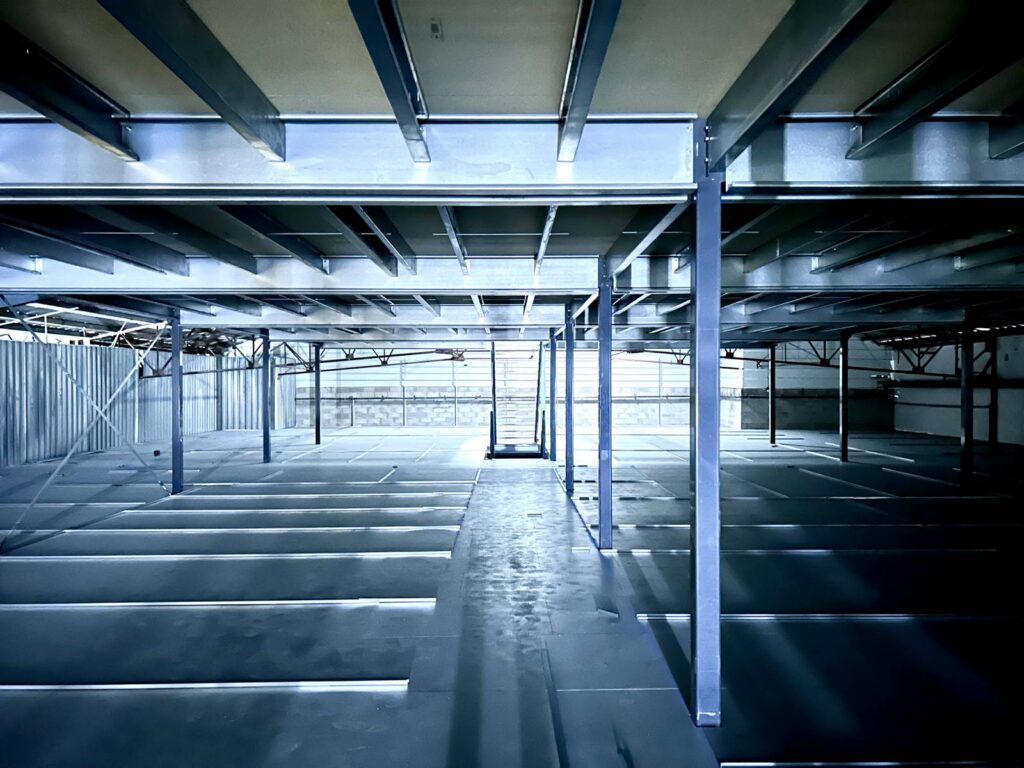 Mezzanine 2 niveaux 1400 m² pour box de stockage dans le Rhône - Image 1