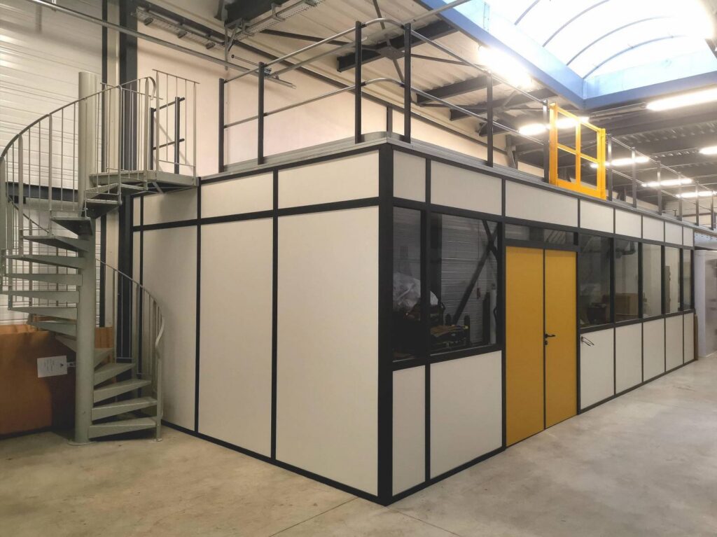 Plateforme de stockage équipée de cloison aluminium à Lyon – mezzanine industrielle avec escalier hélicoïdal et portillon - Image 1