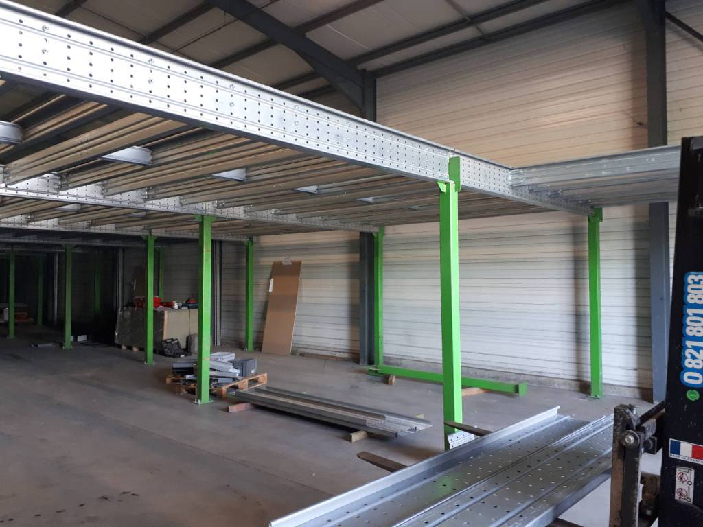 Plate-forme sur poteaux – pour stocks et espaces industriels, charge de 250 à 1000 kg/m² 1