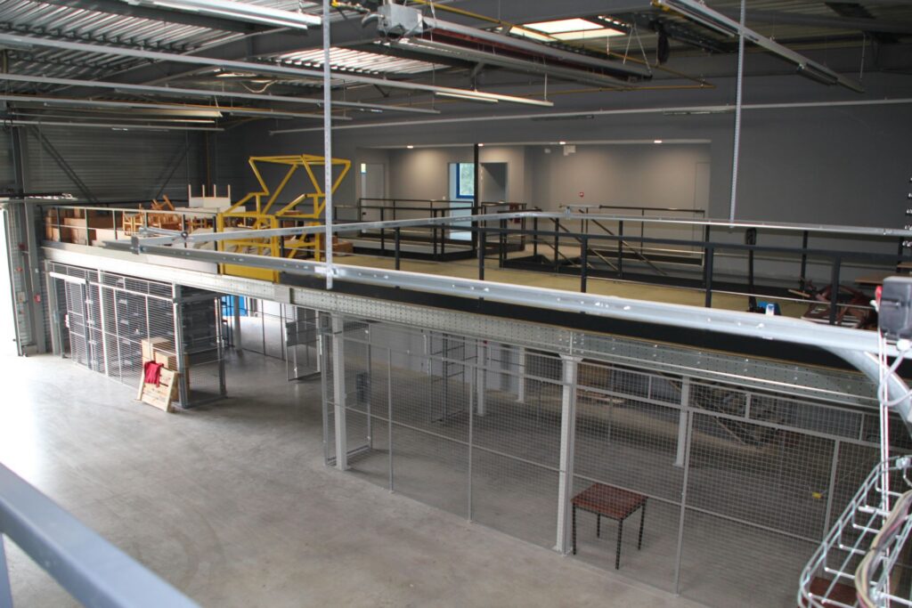 Plateforme poteaux 1 ou 2 niveaux – BCCom rayonnage – Charge de 250 à 1000 kg/m² – Acier galvanisé - Image 1