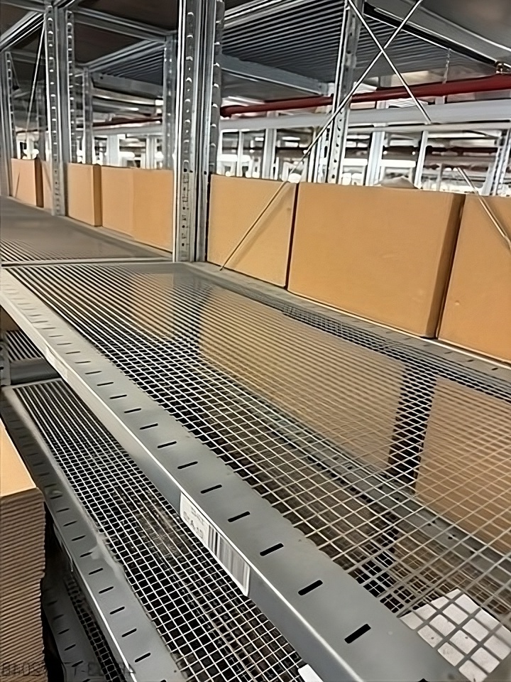 Rack de stockage d&rsquo;occasion SSI Schäfer R 3000 8m x 1.206m – rayonnage à trois niveaux en acier galvanisé - Image 1