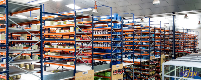 Rayonnage mi-lourd à deux niveaux sur mezzanine avec couloirs élevés et escaliers - Image 1