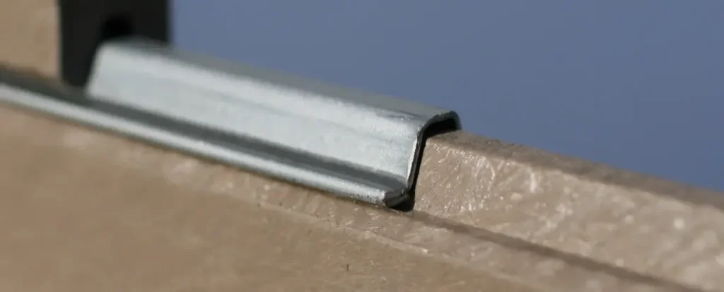 Verstevigingsprofiel pour étagères chevaux – profilé galvanisé anti-déformation pour planches plastiques - Image 1