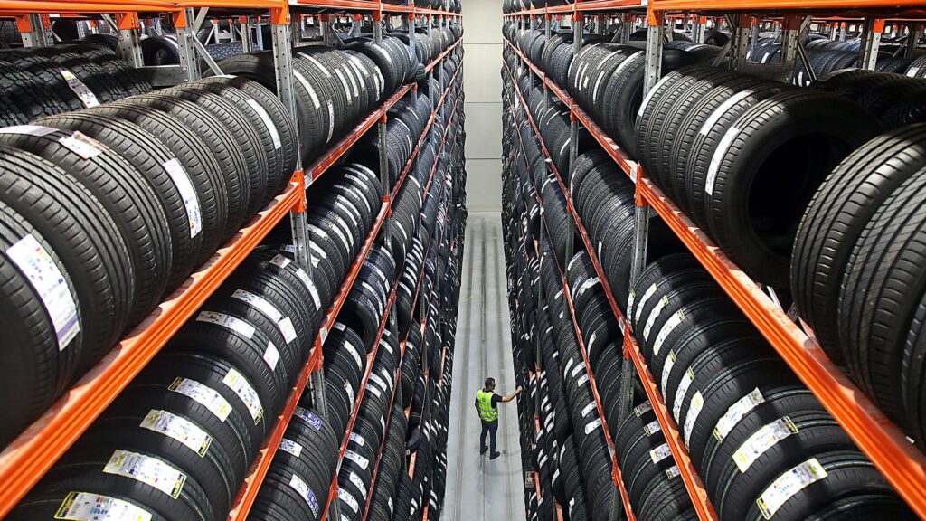 Rayonnages industriels de picking pour pneus – Stockage ajustable vertical métal avec accessoires - Image 2