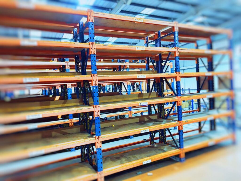 Rack de stockage d&rsquo;occasion MECALUX 2,5m x 600mm – 4 niveaux réglables en hauteur, acier galvanisé, bleu RAL 5010 - Image 1