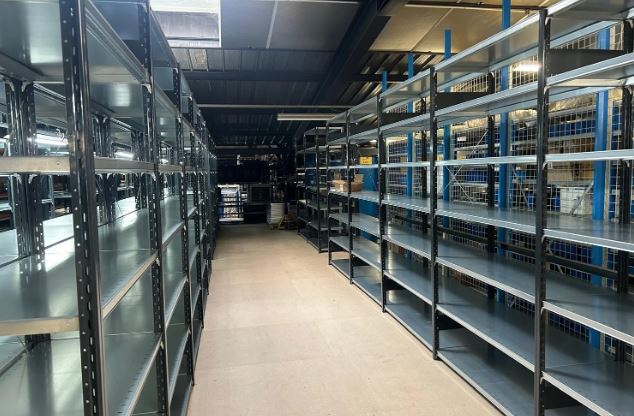 Rayonnage léger professionnel – Stockage pratique et modulable – disponible en achat neuf et occasion - Image 1