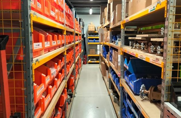 Rayonnage mi-lourd industriel – Stockage polyvalent et robuste – disponible en achat neuf et occasion - Image 1