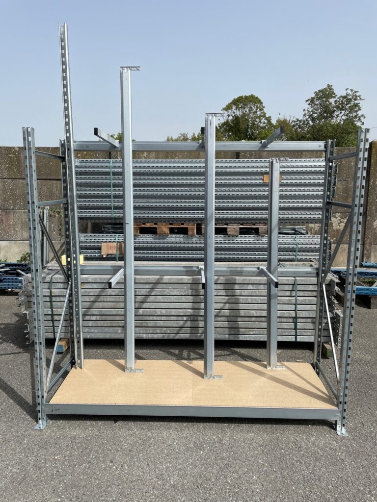 Rayonnage mi-lourd stockage vertical avec 2 échelles de H. 1800/2100/2400 mm et 4 lisses de 1800 mm 1