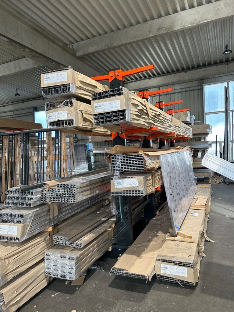 Rayonnage cantilever sur mesure pour industriels à Lyon – stockage de matériaux longs et lourds - Image 2