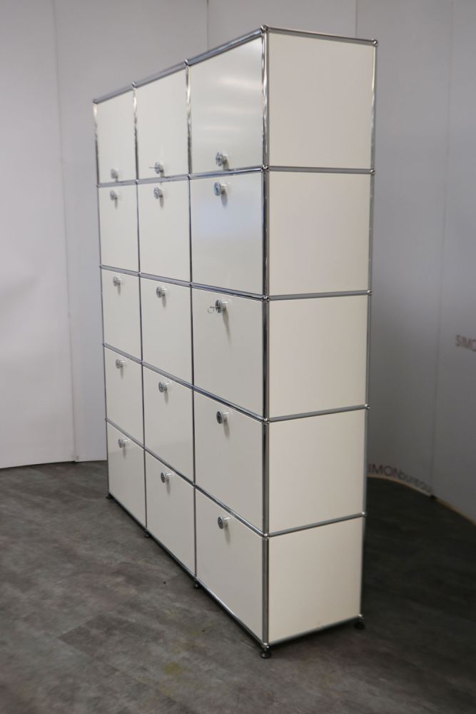 Rayonnage USM HALLER – structure tubulaire en acier chromé, 4 cases, 2 niches avec portes basculantes et 2 tiroirs, bleu marine, occasion - Image 2