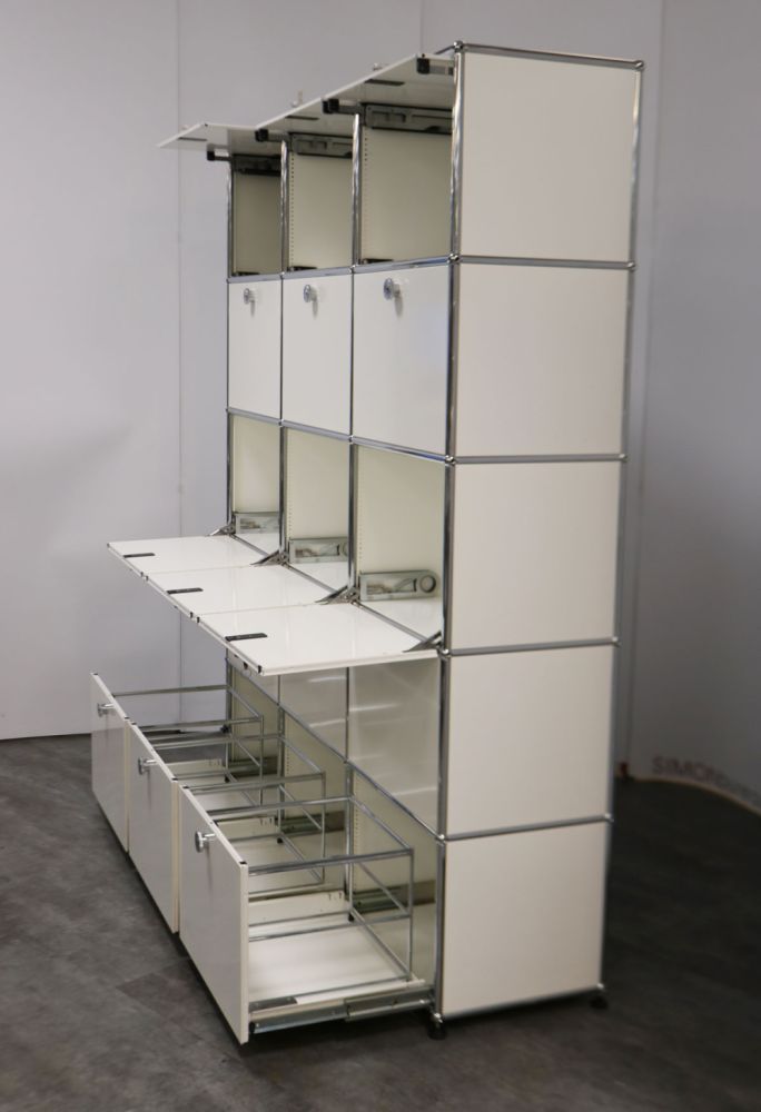 Rayonnage USM HALLER – structure tubulaire en acier chromé, 4 cases, 2 niches avec portes basculantes et 2 tiroirs, bleu marine, occasion - Image 3