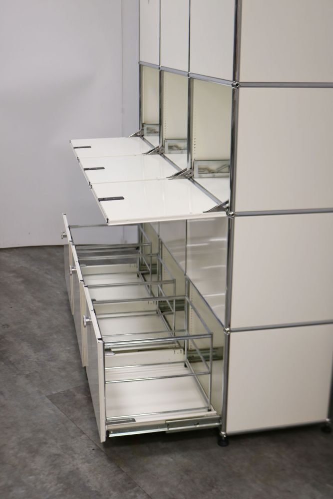 Rayonnage USM HALLER – structure tubulaire en acier chromé, 4 cases, 2 niches avec portes basculantes et 2 tiroirs, bleu marine, occasion - Image 4