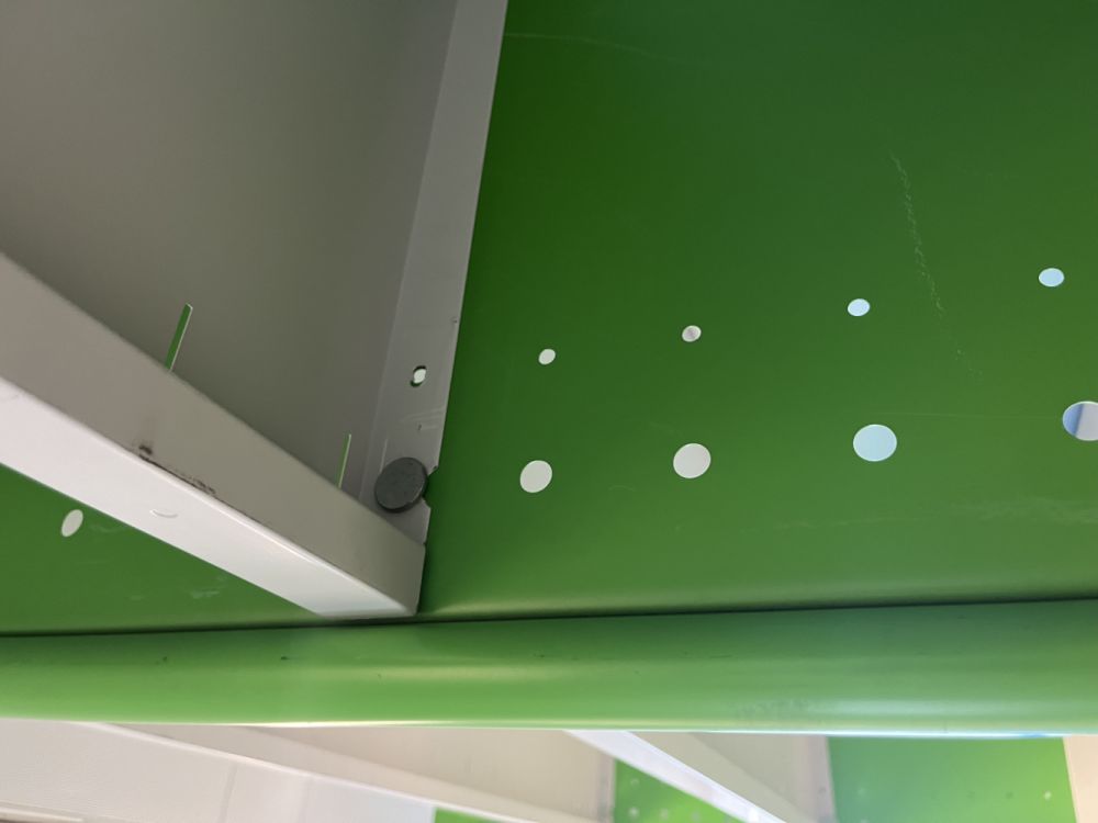 Rayonnage métallique d&rsquo;occasion – 8 travées 7 niveaux 56 étagères blanc cassé et vert - Image 4