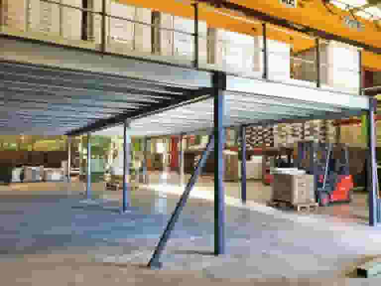 Plateforme de stockage autoportante – structure modulable avec garde-corps et revêtements métalliques, bois ou caillebotis - Image 2