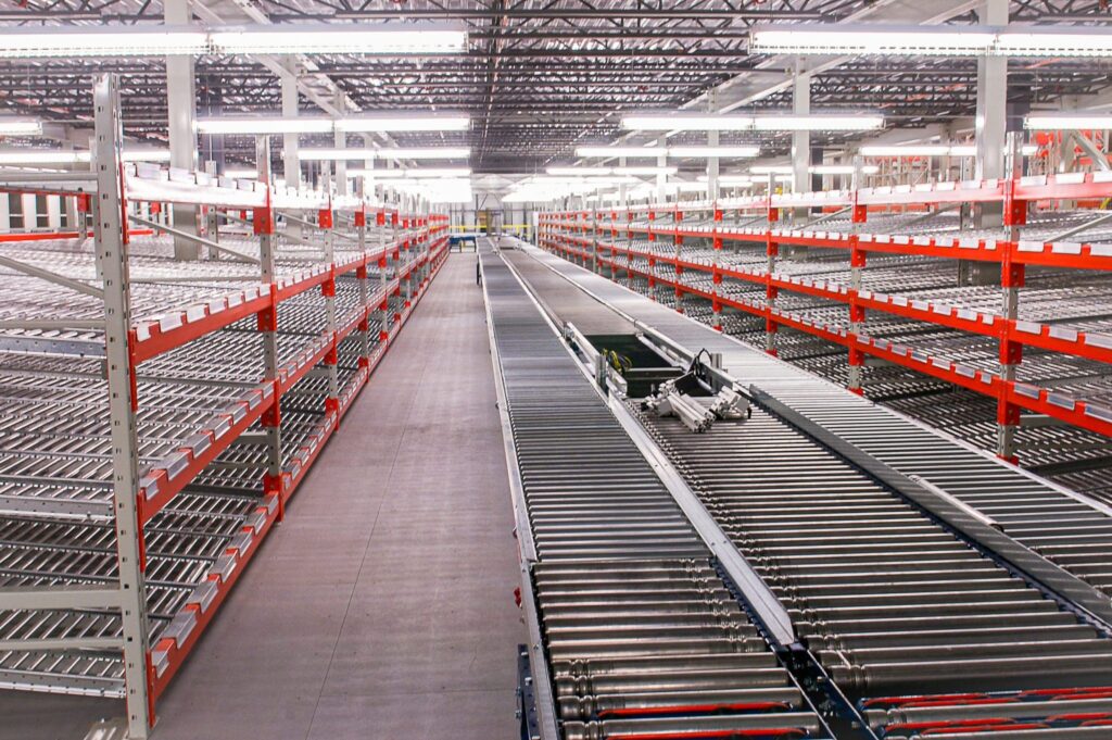 Palettier à gravité « Carton flow » pour entreposage industriel – FIFO et pige rapide - Image 1