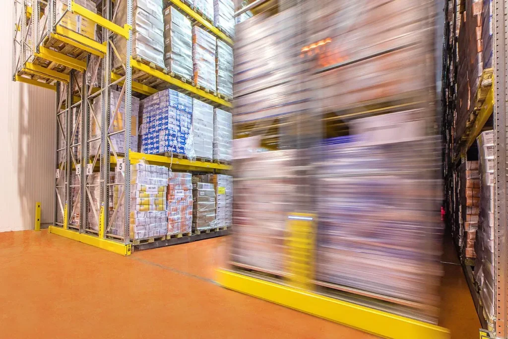 Rayonnage mobile pour palettes – système POLYPAL avec mouvement électrique et rails encastrés - Image 1