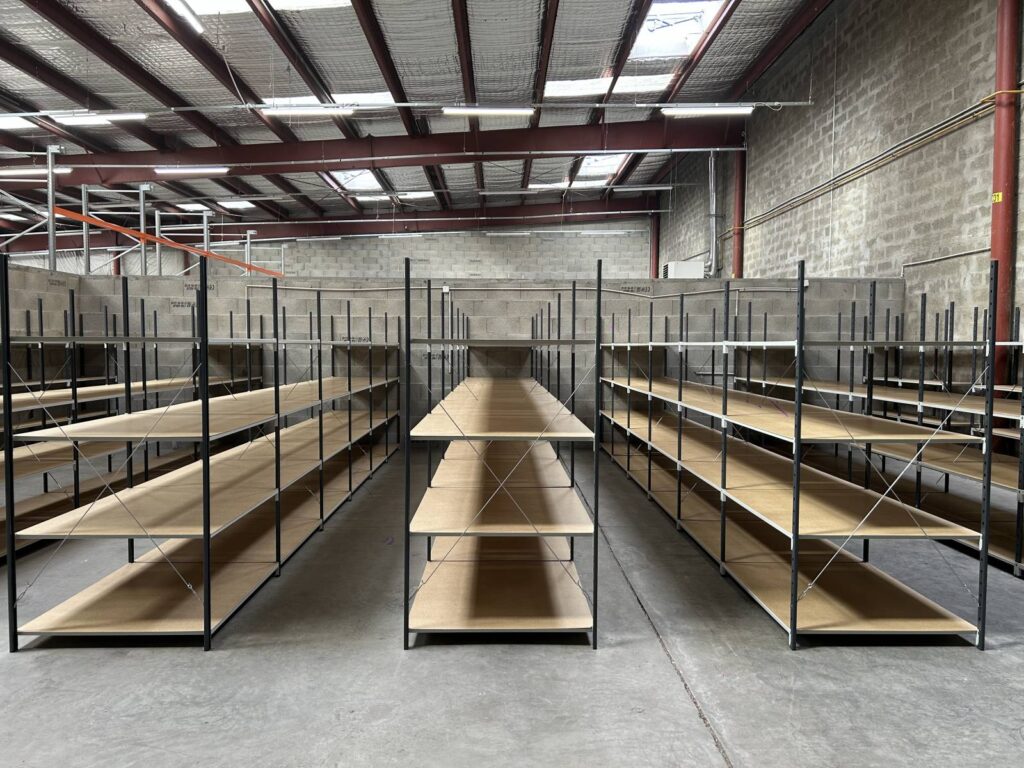 Rayonnage FLIP tubulaire en métal, avec tablettes en bois isorel – Saint-Etienne, Loire - Image 2