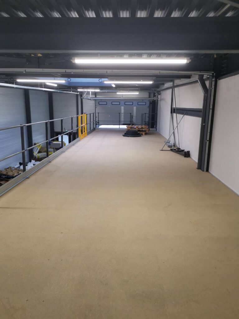 Plateforme de stockage équipée de cloison aluminium à Lyon – mezzanine industrielle avec escalier hélicoïdal et portillon - Image 2