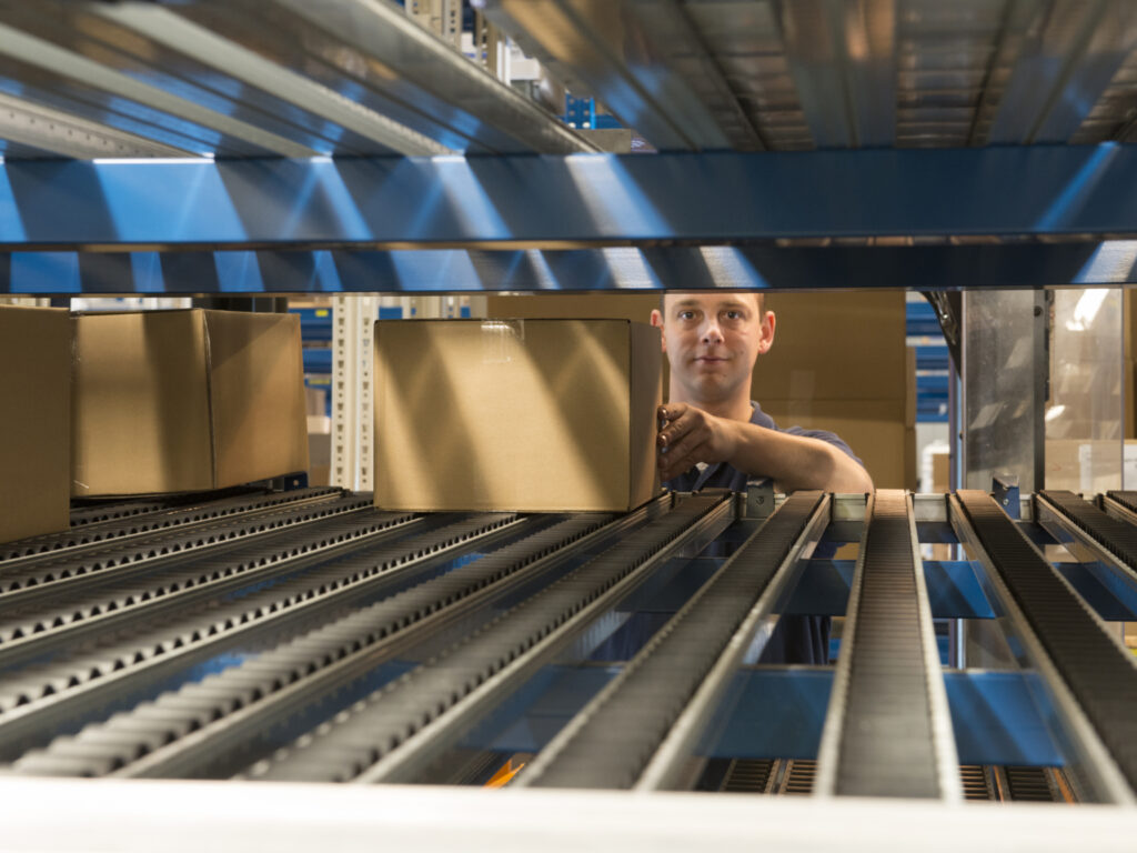Rayonnage dynamique NEDCON – système gravitaire pour petites marchandises, stockage élevé et préparation continue 2