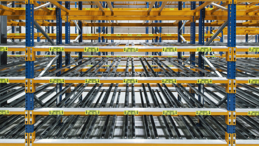 Rayonnage dynamique NEDCON – système gravitaire pour petites marchandises, stockage élevé et préparation continue - Image 1